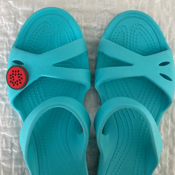Crocs woman’s size 6 strapped sandals - Picture 9 of 10